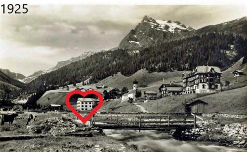 un corazón rojo está en una foto de una montaña en Pension Edelweiss en Gargellen