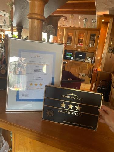 Certificato, attestato, insegna o altro documento esposto da Hotel-Hauensteiner-Hof