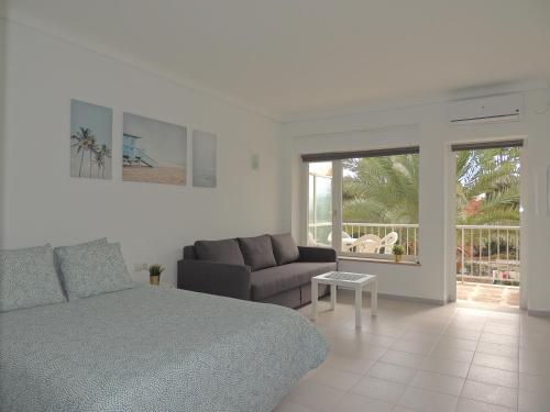 - une chambre avec un lit, un canapé et un balcon dans l'établissement Carihuela Palace Studio 303 Beach Playa, à Torremolinos