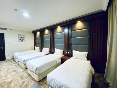 rząd czterech łóżek w pokoju w obiekcie Itlalat Uhud w Medynie