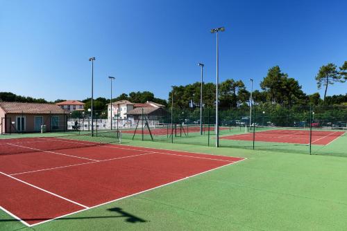 Tennis ou squash au sein de le village vacances ou à proximité