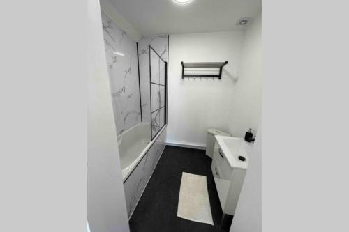 滨海布洛涅LE BALCON DE NOTRE DAME的带水槽、马桶和浴缸的浴室