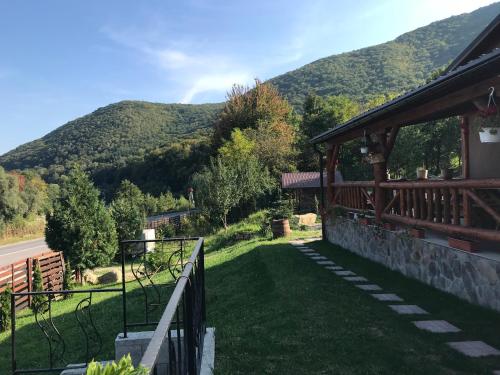Peisaj natural din apropierea acestei pensiuni
