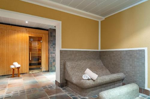 a living room with a couch in a room at Dorint Hotel Durbach/Schwarzwald in Durbach