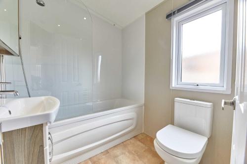 La salle de bains est pourvue de toilettes blanches et d'un lavabo. dans l'établissement Host & Stay - Butterfly Lodge, à Felton