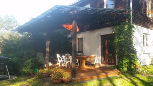 Taman di luar Dom nad jeziorem Omulew