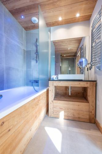 Un baño de Chalet le Blue Moon