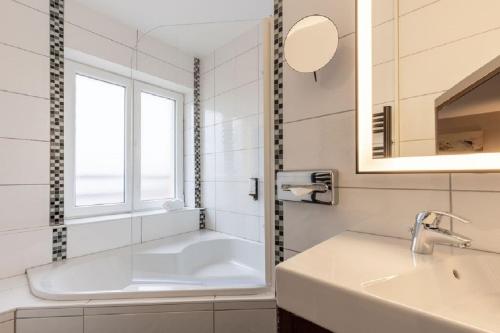 Ванна кімната в Best Western Plus Hôtel Belfort Centre Gare