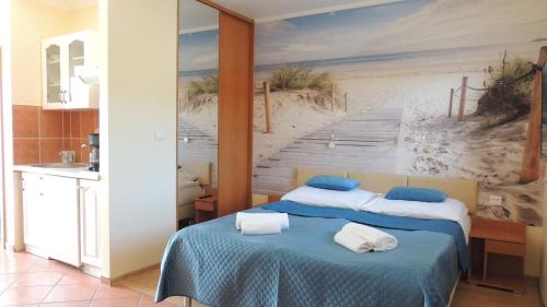 Ένα ή περισσότερα κρεβάτια σε δωμάτιο στο EUROPA APARTAMENTY