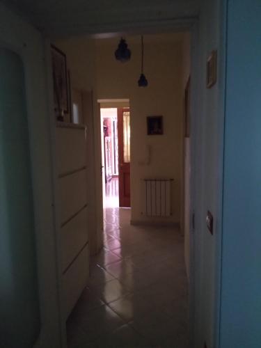 een gang van een huis met een deur en een kamer bij Susy in San Sebastiano al Vesuvio