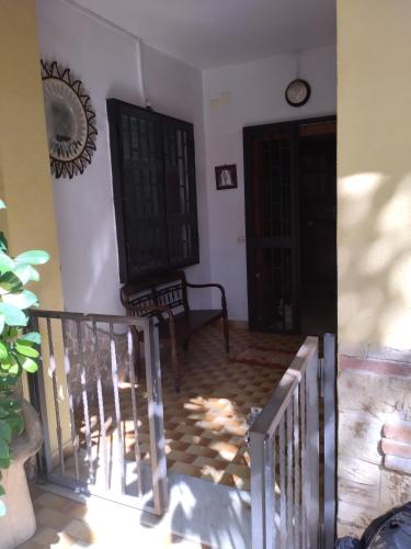 een kamer met een trap met een klok aan de muur bij Susy in San Sebastiano al Vesuvio