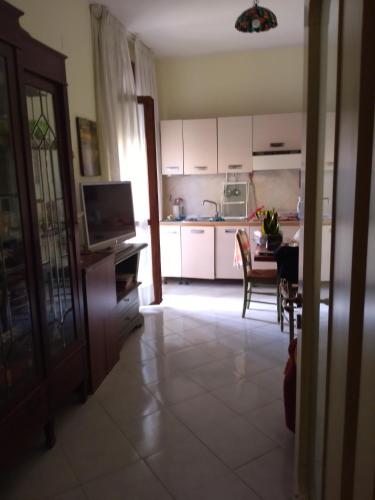 eine Küche mit einem Tisch und einem Esszimmer in der Unterkunft Susy in San Sebastiano al Vesuvio