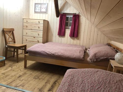 Кровать или кровати в номере Chata Violka Kvilda