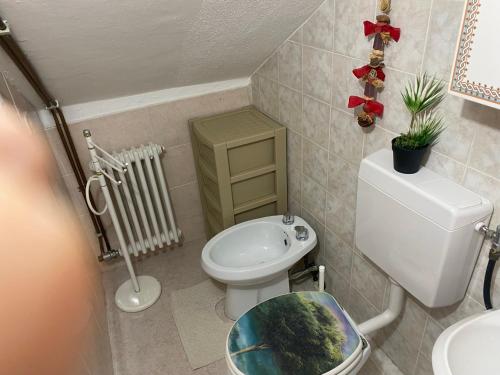 La petite salle de bains est pourvue de toilettes et d'un lavabo. dans l'établissement Casa Dolce Casa, à Sarre