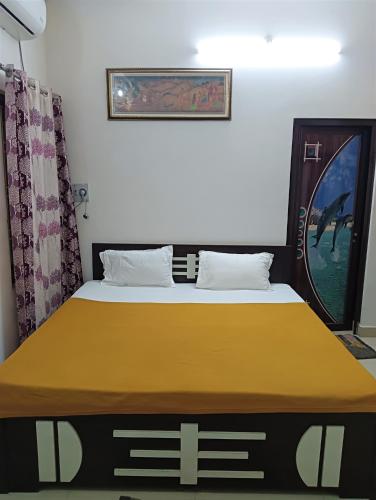 Postel nebo postele na pokoji v ubytování Varuna Palace Varanasi - Near Ghat's and Mandir #Parking #Fully Air-Conditioned #Wi-Fi