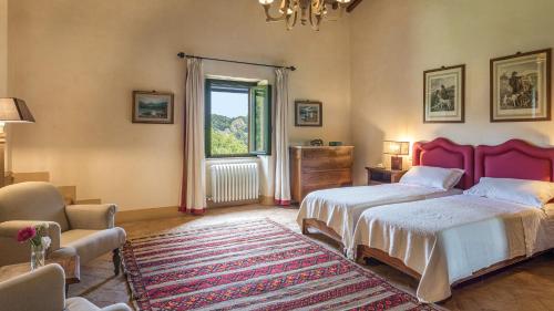 1 dormitorio con 1 cama, 1 silla y 1 ventana en CASALE PIATTINI 10, Emma Villas, en Visciano