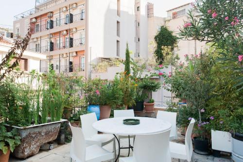 Galeriebild der Unterkunft Delightful 2 bedr'm 2 bathr'm apt with green roof top! - EP9U in Athen