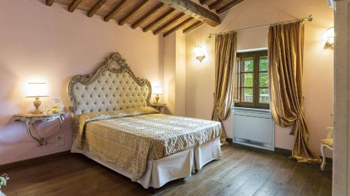 A bed or beds in a room at Fontanicchio 14, Emma Villas