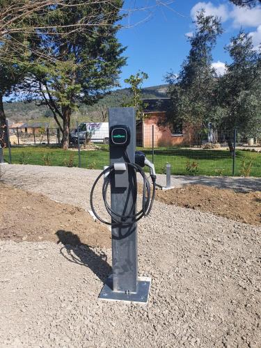 a parking meter with a rope tied to it at Lou Visetto à Vallon-Pont-d'Arc in Vallon-Pont-dʼArc