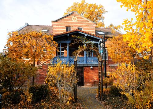 a brick building with an arch in front of it at Hotelanlage Starick in Lübbenau