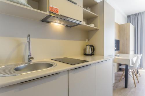 Kuchyň nebo kuchyňský kout v ubytování RentPlanet - Apartamenty Wolska