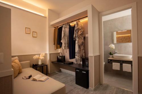 un bagno con un lavandino e un letto in una stanza di Sophie Terrace Hotel a Roma