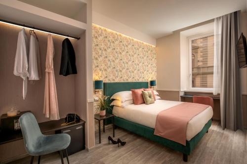 Schlafzimmer mit einem Bett, einem Schreibtisch und einem Stuhl in der Unterkunft Sophie Terrace Hotel in Rom