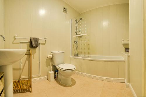 Ένα μπάνιο στο The Whitby Prospect, large apartment with stunning views, 2 mins from beach