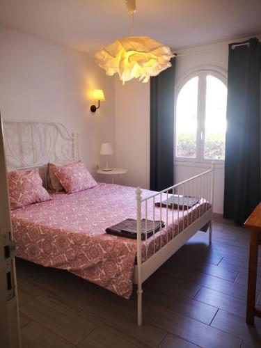 een slaapkamer met een bed en een groot raam bij Comfortable Cleo apartment with large terrace in Costa Teguise