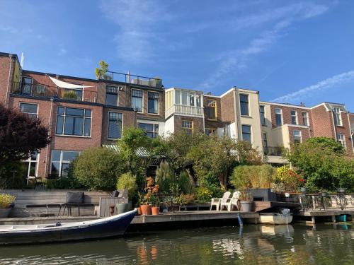 een boot op het water voor gebouwen bij Rooftop View in Utrecht