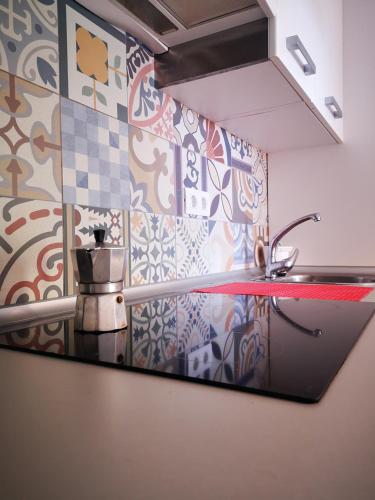 een keuken met kleurrijke tegels op de muur bij Comfortable Cleo apartment with large terrace in Costa Teguise