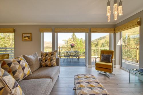 Stunning 5 star lodge with loch and mountain viewsにあるシーティングエリア