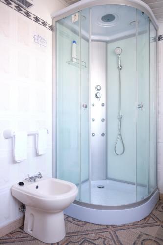 a bathroom with a shower and a toilet and a sink at Casa D'Eira in Nordeste