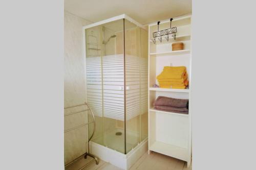 La salle de bains est pourvue d'une douche à l'italienne et d'une cabine de douche en verre. dans l'établissement Chalet en forêt, brame du cerf, à Valpuiseaux