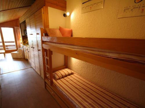レ・セジーにあるAppartement Les Saisies, 2 pièces, 4 personnes - FR-1-293-210のキャビン内の二段ベッド2台が備わる客室です。