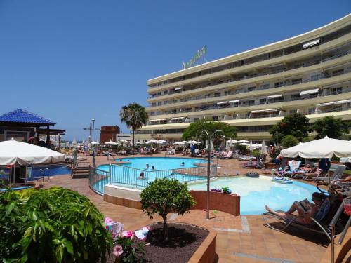 un hotel con piscina e un grande edificio di Santa Maria Ocean View ad Adeje