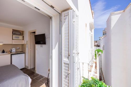 a small apartment with a balcony with a bedroom at La Casa de la Favorita in Tarifa