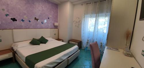 Le Perle d'Italia في رافيلو: غرفة نوم صغيرة بها سرير ونافذة