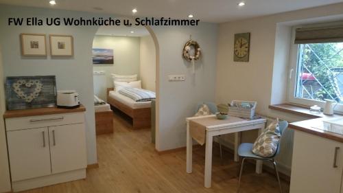 uma cozinha e sala de estar com uma mesa e uma cama em Ferienwohnung Rettinger em Windischeschenbach