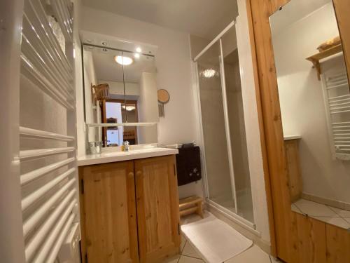 a bathroom with a sink and a shower with a mirror at Appartement Montgenèvre, 2 pièces, 4 personnes - FR-1-445-168 in Montgenèvre