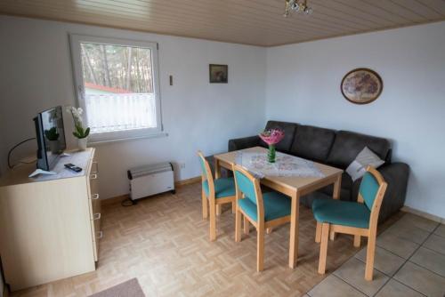 uma sala de estar com uma mesa e um sofá em Ferienhaus Charlotte em Feldberg