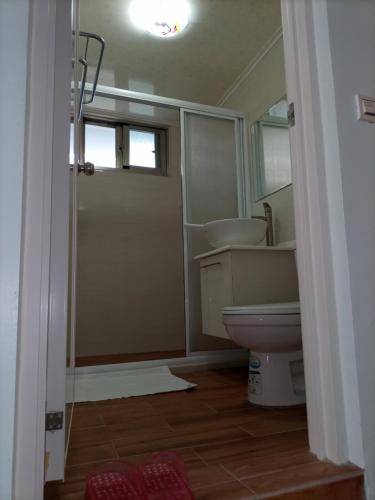 een badkamer met een toilet, een wastafel en een douche bij Smile house Homestay in Taiping