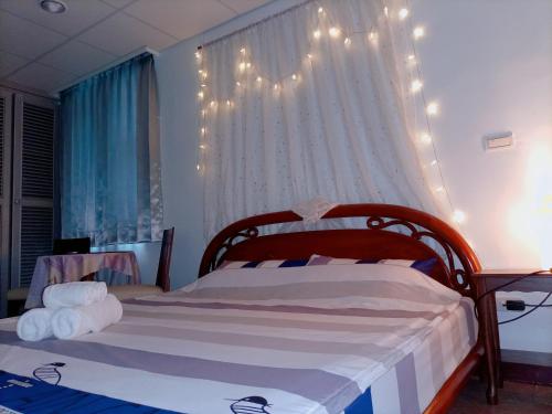 een slaapkamer met een groot bed met verlichting bij Smile house Homestay in Taiping