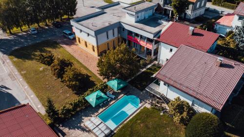 Kolam renang di atau dekat dengan Vila Anna