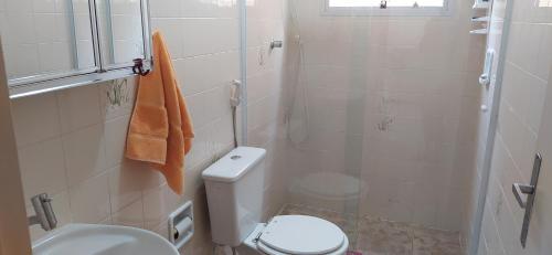 een badkamer met een toilet, een douche en een wastafel bij Aconchegante e Amplo Apartamento Familiar pertinho da Praia! in Guarujá