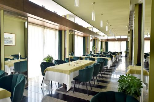 A restaurant or other place to eat at Hotel Scapino