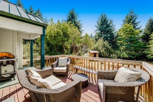 a deck with wicker chairs and a grill at Country Escape in Clinton