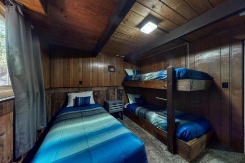 um quarto com 2 beliches num camarote em White Mountain Escape em Bartlett