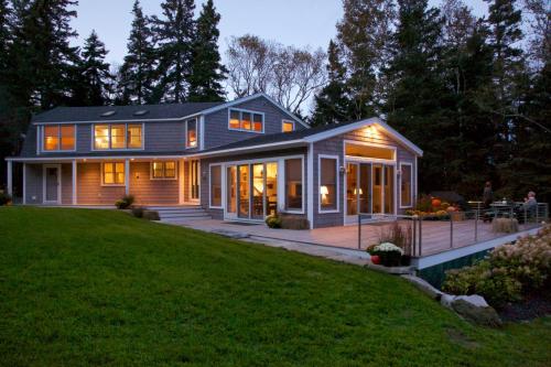 a house with the lights on in the yard at Rockledge in Clark Island