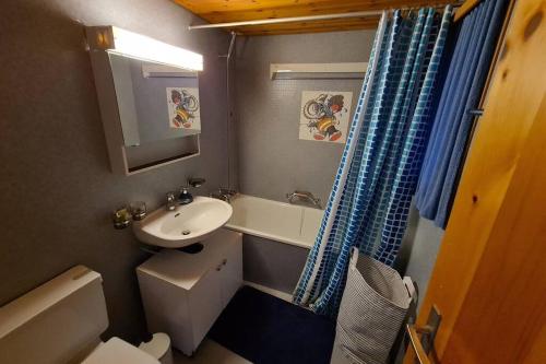 Baño pequeño con lavabo y aseo en 2. Zimmer im Nü-Hus, en Arosa